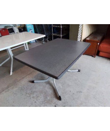 TABLE GRISE D’EXTERIEUR PLIABLE 