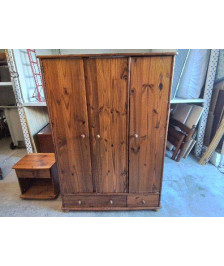 ARMOIRE EN PIN 3 PORTES 