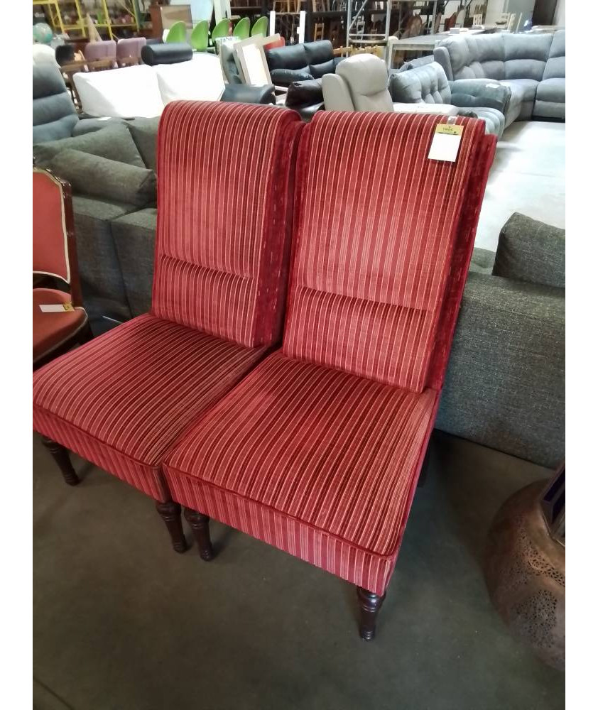 PAIRE DE CHAUFFEUSES HAUT DOSSIER TISSU ROUGE PIÈTEMENT BOIS TOURNÉ 