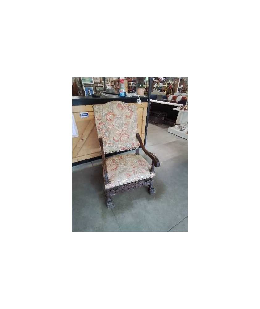 FAUTEUIL STYLE LOUIS XIII ACCOTOIRS SCULPTES AUX FEUILLES D’ACANTHES ASSISE ET DOSSIER CAPITONNÉ TIS