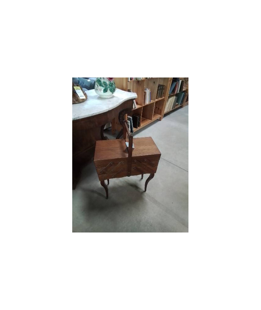 TRAVAILLEUSE PIEDS GALBÉS STYLE RÉGENCE 