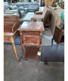 CHEVET A COLONNES BOIS 1 TIROIR 1 PORTE GARNITURES BRONZE DESSUS MARBRE ROUGE VEINÉ STYLE LOUIS XVI 