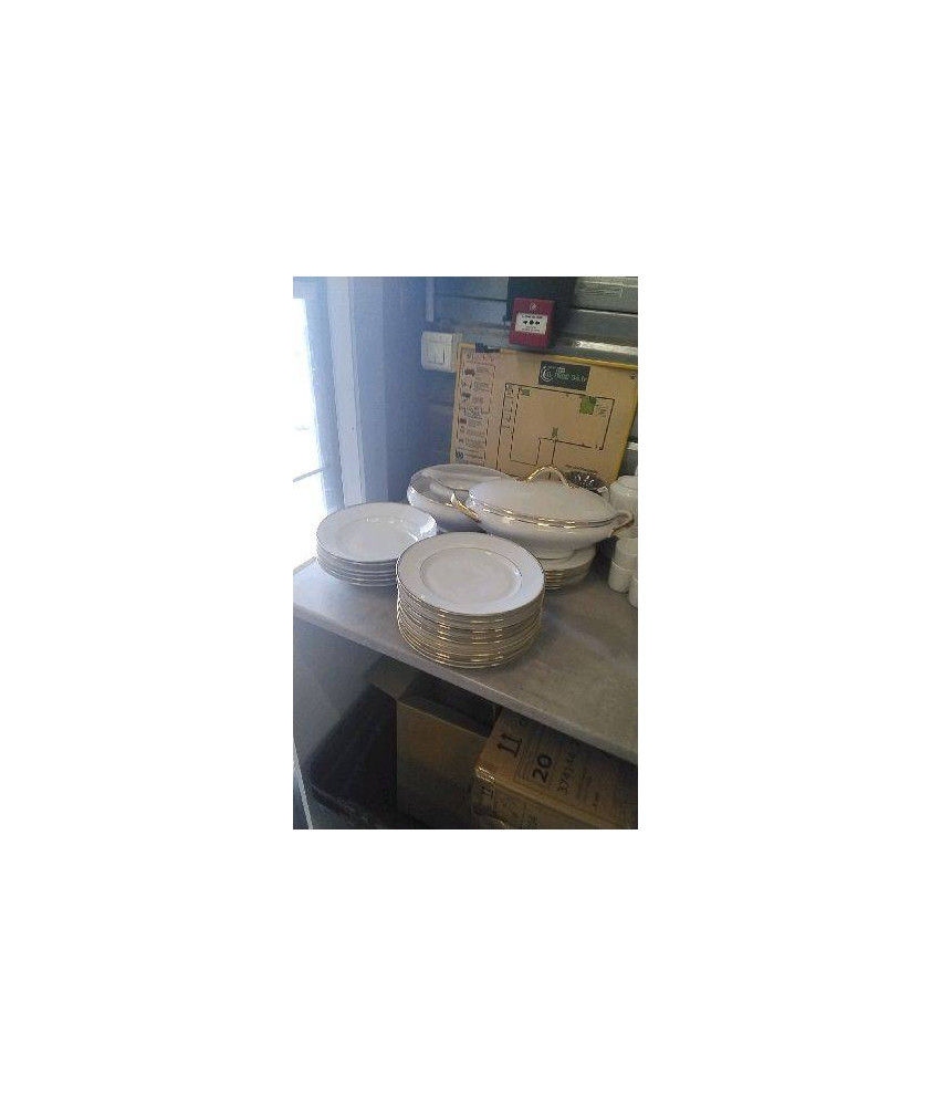 SERVICE DE TABLE BLANC ET DORE 