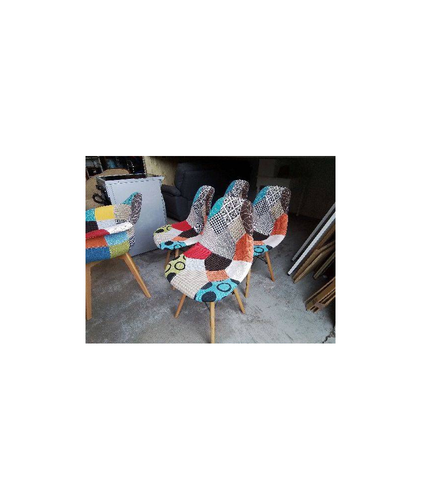 CHAISE FAÇON EAMES CAPITONNÉE 