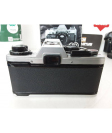 APPAREIL PHOTO OLYMPUS OM-10 AVEC OBJ ZUIKO 1:1.8 50MM ET NOTICES