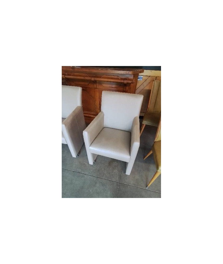 FAUTEUIL CLUB A ROULETTES PU TAUPE