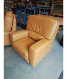 FAUTEUIL CUIR FAUVE PIEDS BOIS CLAIR