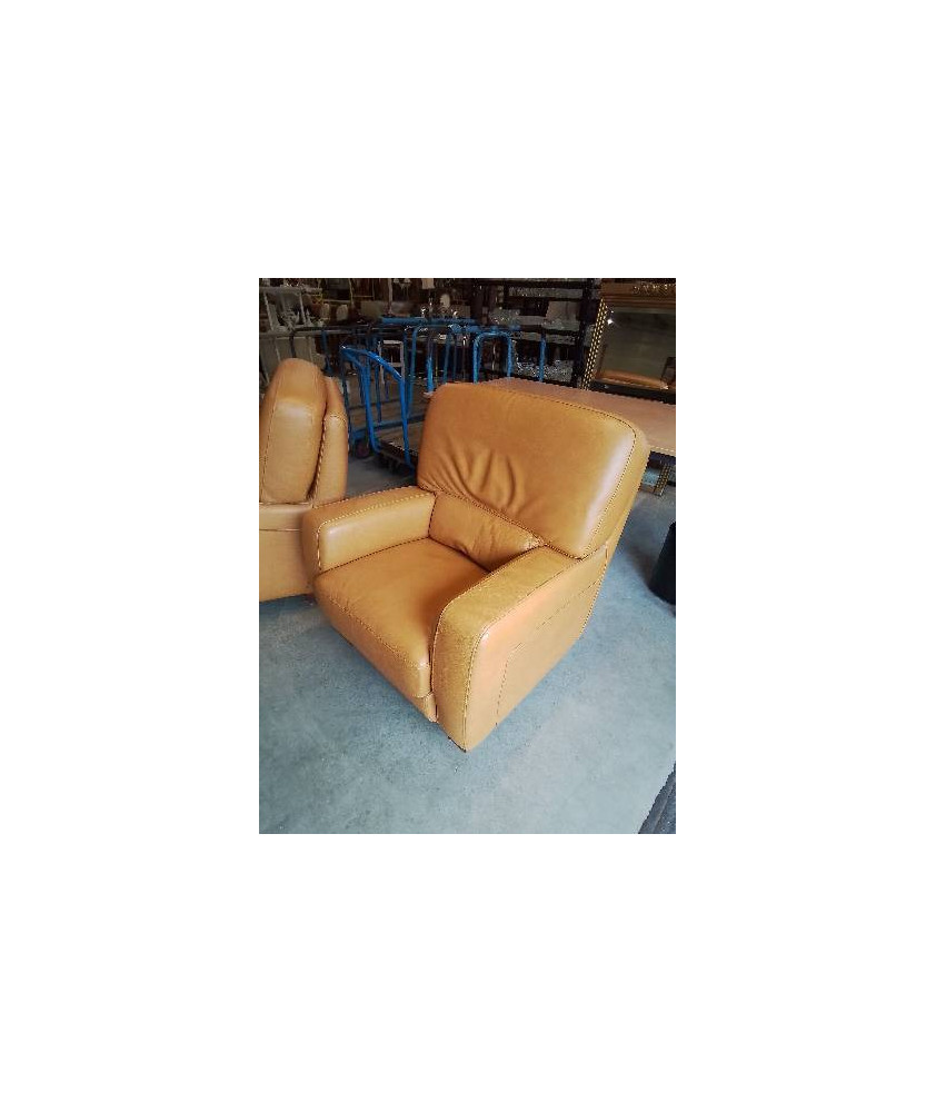 FAUTEUIL CUIR FAUVE PIEDS BOIS CLAIR
