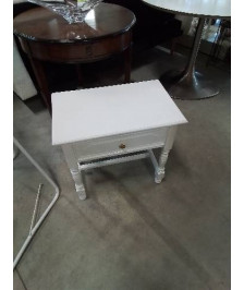 CHEVET BOIS BLANC A ENTRETOISE 1 TIROIR POIGNÉE MÉTAL DORÉ STYLE RÉGENCE 