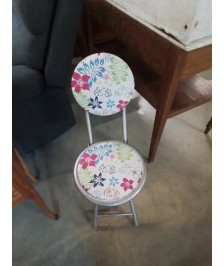 CHAISE PLIANTE MÉTAL GRIS ASSISE ET DOSSIER PU ÉCRU AUX FLEURS 