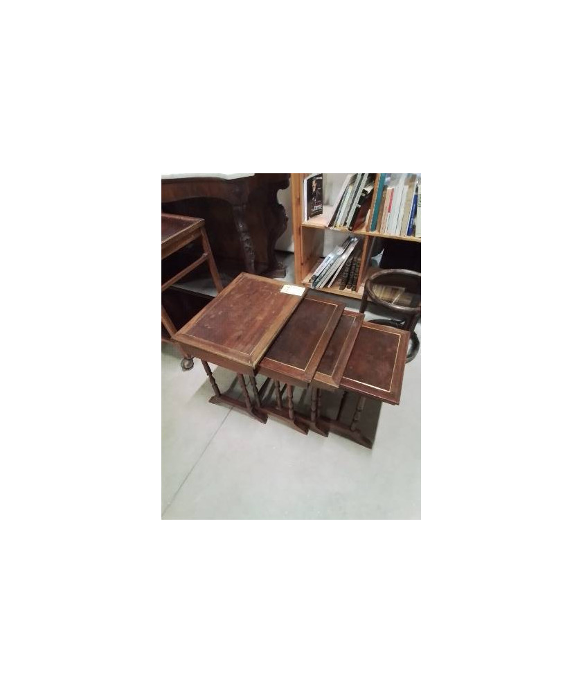 4 TABLES BASSES GIGOGNES ACAJOU A COLONNES 