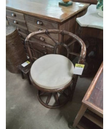 FAUTEUIL DOSSIER ARRONDI ROTIN ET VANNERIE ASSISE TISSU ECRU EN L\'ÉTAT ANNÉES 60