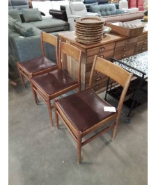 3 CHAISES SCANDINAVES BOIS CLAIR ASSISE CAPITONNÉ SKAI BORDEAUX ANNÉES 60