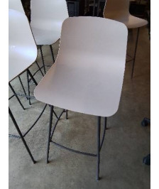 TABOURET DE BAR PIÈTEMENT MÉTAL GRIS ASSISE RÉSINE TAUPE