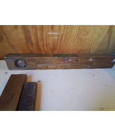 ANCIEN NIVEAU EN BOIS