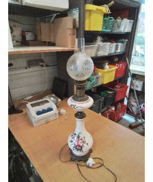 LAMPE A PÉTROLE ÉLECTRIFIÉE CÉRAMIQUE ECRU AUX FLEURS ET VERRE 