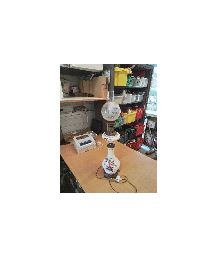 LAMPE A PÉTROLE ÉLECTRIFIÉE CÉRAMIQUE ECRU AUX FLEURS ET VERRE 