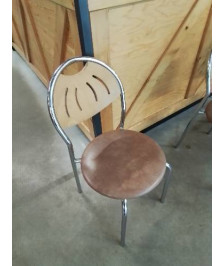 CHAISE PIÈTEMENT MÉTAL CHROME DOSSIER BOIS CLAIR AJOURÉ ASSISE PU MARRON