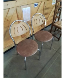 PAIRE DE CHAISES PIÈTEMENT MÉTAL CHROMÉ DOSSIER BOIS CLAIR AJOURÉ ASSISE PU MARRON