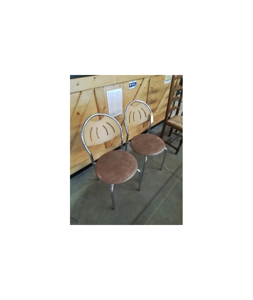 PAIRE DE CHAISES PIÈTEMENT MÉTAL CHROMÉ DOSSIER BOIS CLAIR AJOURÉ ASSISE PU MARRON