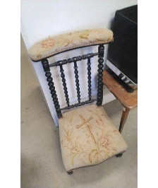 CHAISE BASSE / PRIERE
