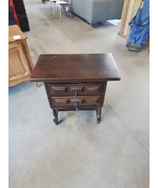 CHEVET MOULURÉ 2 TIROIRS STYLE LOUIS XIII 