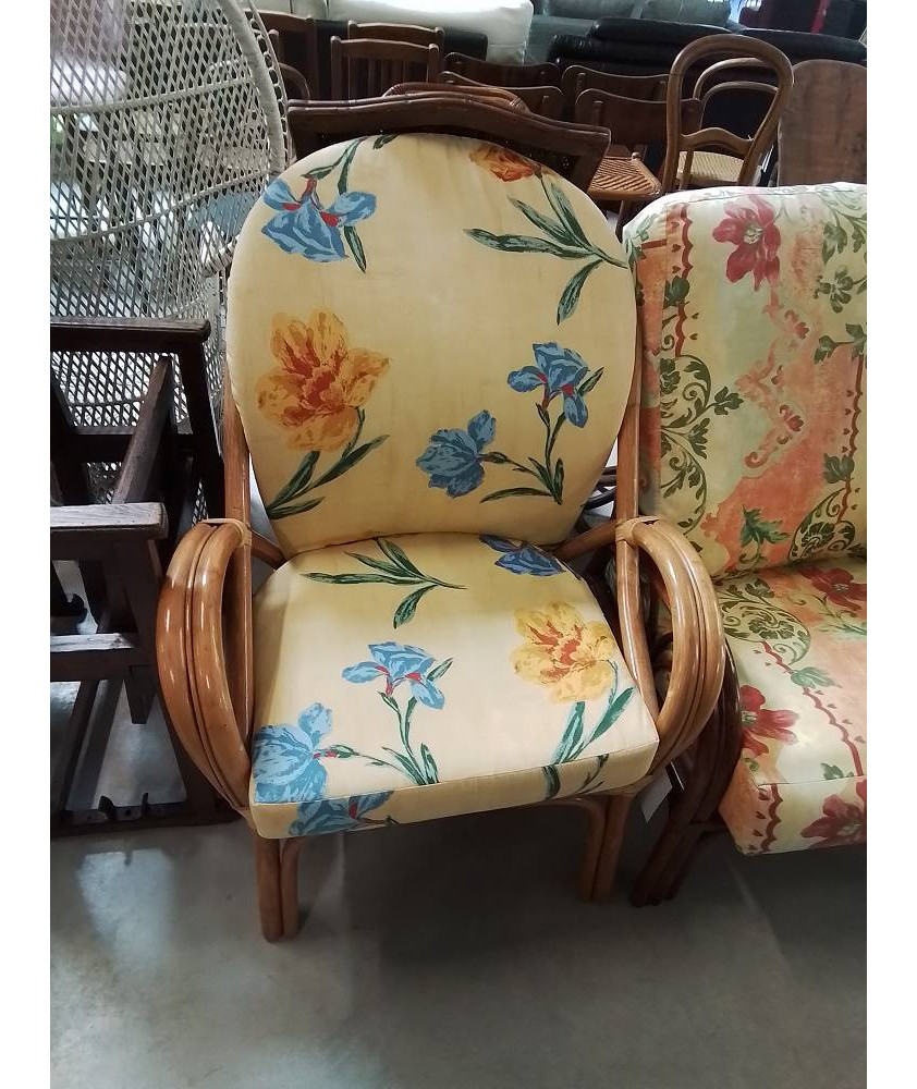 FAUTEUIL ROTIN CLAIR ASSISE ET DOSSIER COUSSINS TISSU JAUNE FLEURI 