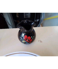 PETIT VASE NOIR A FLEURS ROUGE 