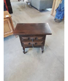 CHEVET MOULURÉ 2 TIROIRS STYLE LOUIS XIII 