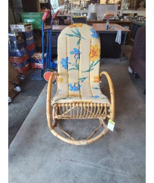 ROCKING CHAIR TISSU ASSISE TISSU JAUNE AUX FLEURS BLEUES