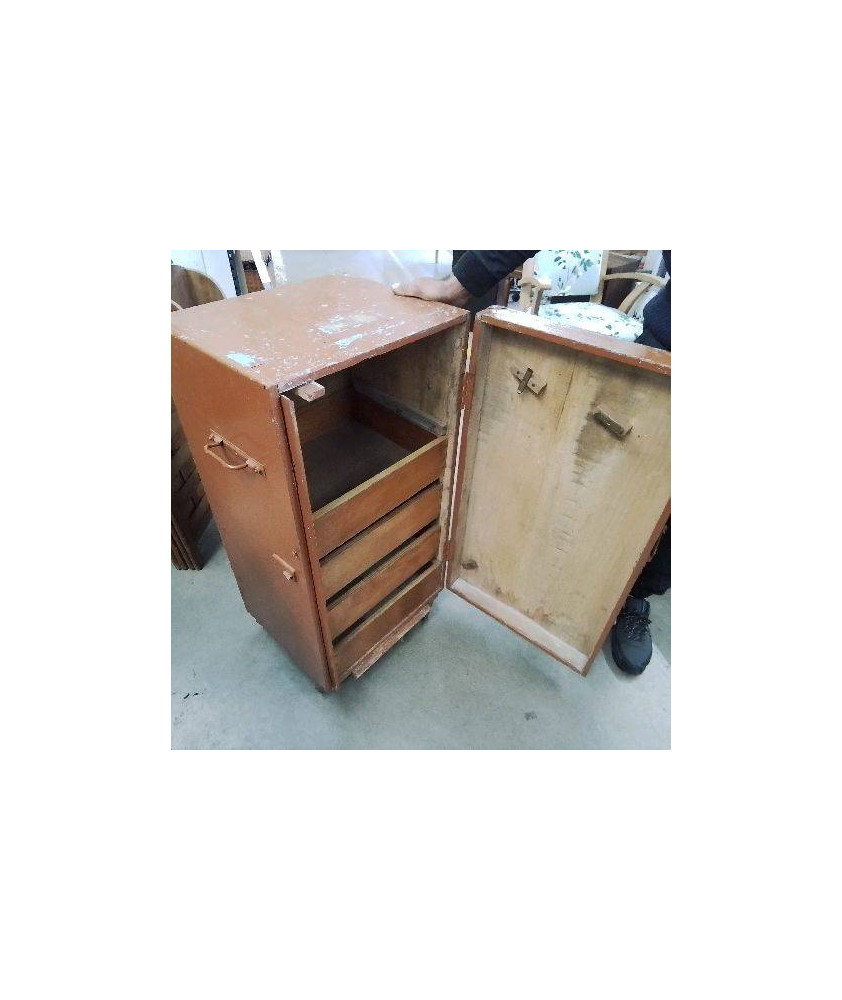 COFFRE SUR ROULETTES 