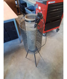 LAMPE SUR PIED TRIPODE MÉTAL NOIR AJOURÉ 