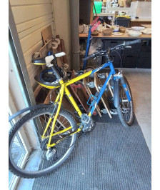 VÉLO DÉCATHLON JAUNE ET BLEU AVEC CASQUE 