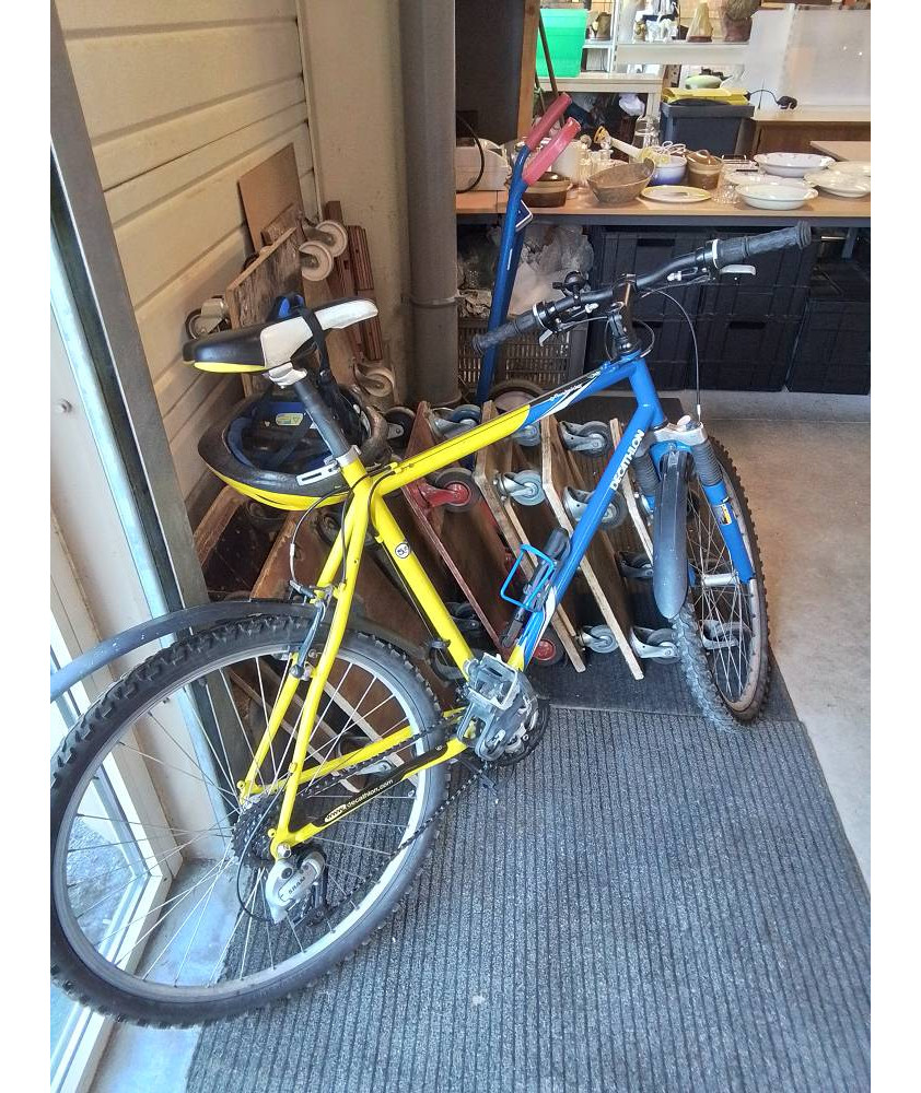 VÉLO DÉCATHLON JAUNE ET BLEU AVEC CASQUE 