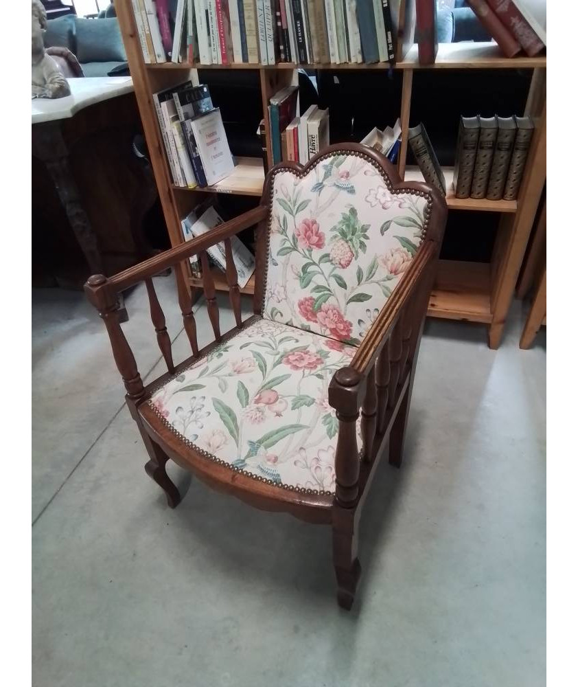 FAUTEUIL BOIS CAPITONNÉ TISSU ECRU FLEURI ACCOTOIRS A BARREAUX DOSSIER CINTRÉ 