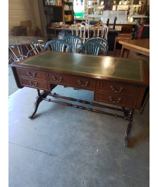 BUREAU RECTANGULAIRE A ABATTANTS ET ENTRETOISE 5 TIROIRS DESSUS CUIR VERT PIEDS GRIFFUS 