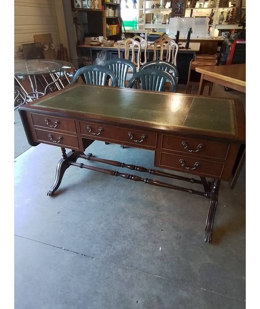 BUREAU RECTANGULAIRE A ABATTANTS ET ENTRETOISE 5 TIROIRS DESSUS CUIR VERT PIEDS GRIFFUS 