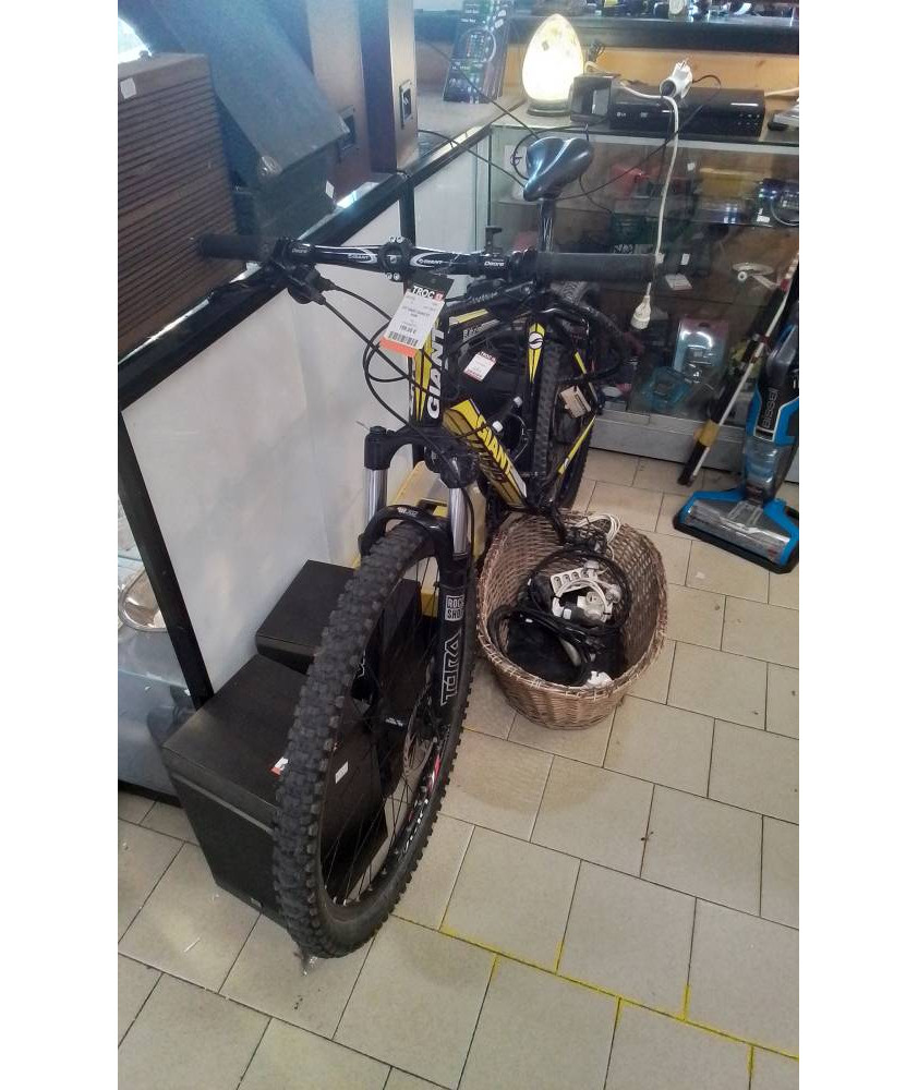 VTT GIANT JAUNE ET NOIR