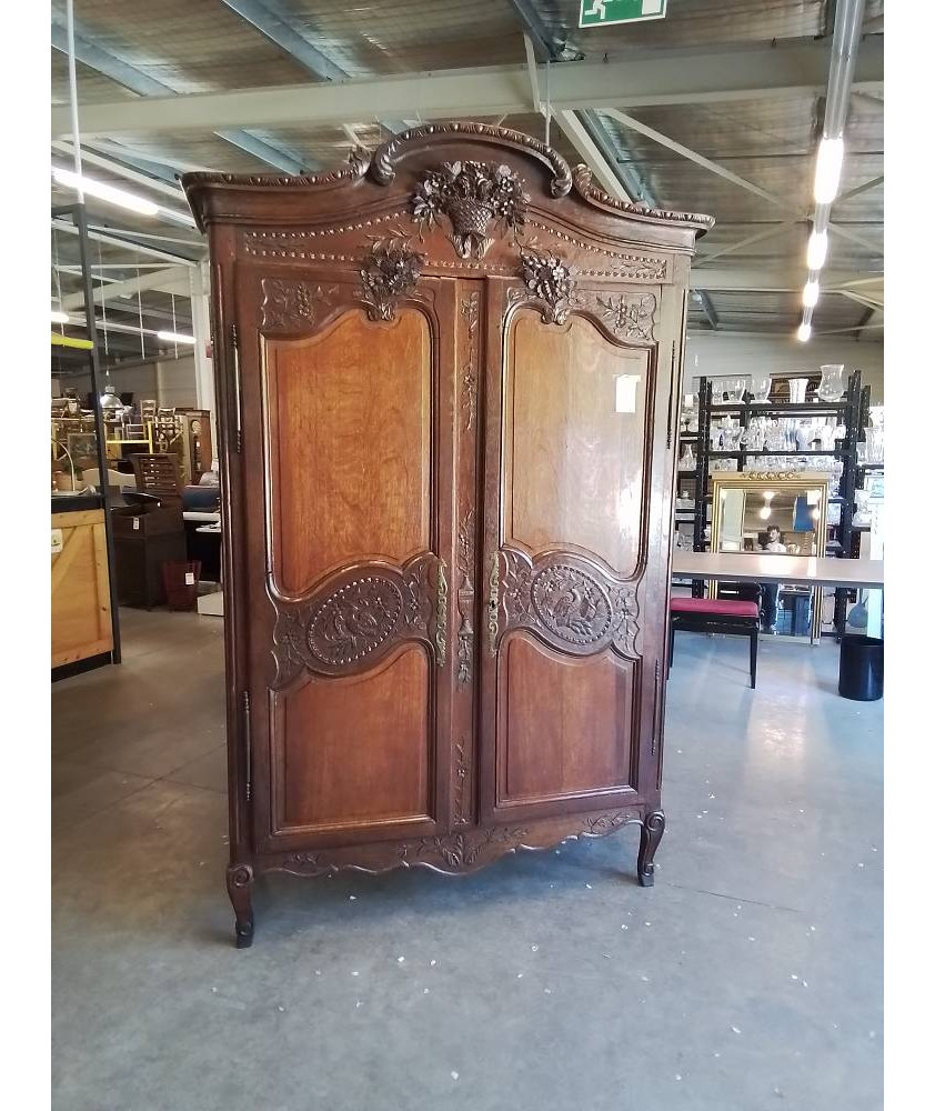 ARMOIRE DE MARIAGE CHÊNE SCULPTÉ AU PANIER ET AUX COLOMBES DÉBUT XXE