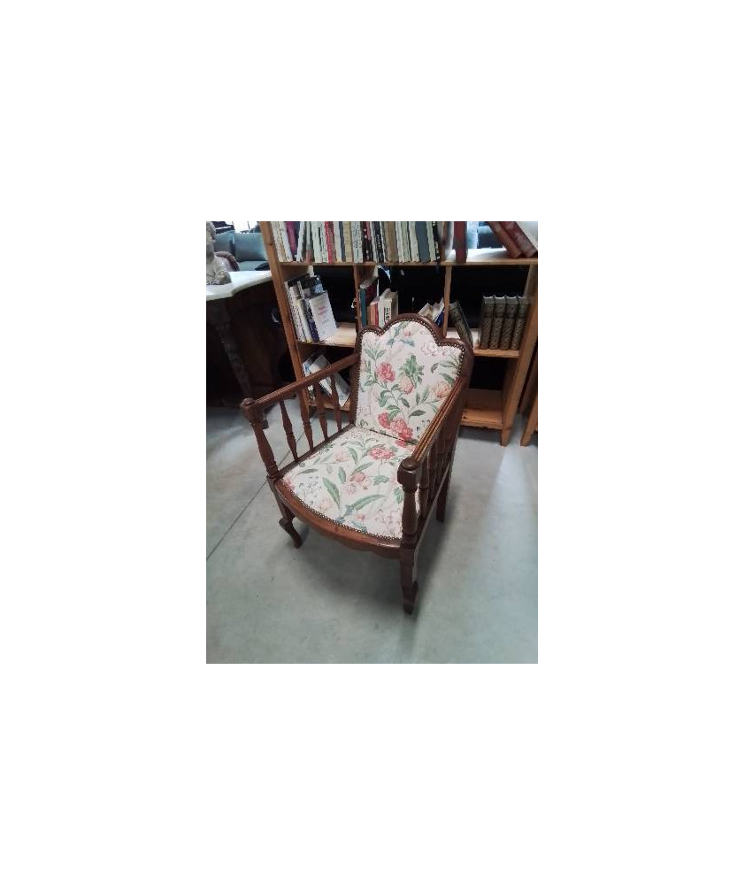 FAUTEUIL BOIS CAPITONNÉ TISSU ECRU FLEURI ACCOTOIRS A BARREAUX DOSSIER CINTRÉ 