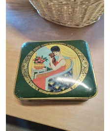 BOÎTE MÉTAL VERTE DÉCOR FEMME AU CHIEN DÉBUT XXE