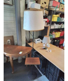 LAMPADAIRE MÉTAL NOIR A TABLETTE FORMICA MARRON LISERÉ DORÉ AJ ECRU ANNÉES 70