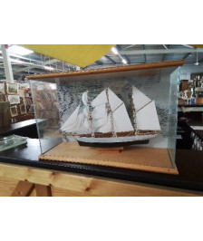 MAQUETTE SOUS VERRES VOILIER 