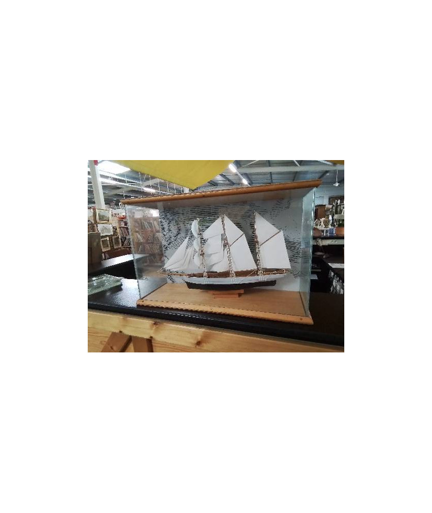 MAQUETTE SOUS VERRES VOILIER 