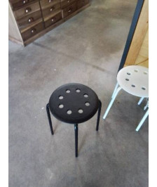 TABOURET ASSISE RESINE AJOURÉE  NOIR PIEDS METAL NOIRS