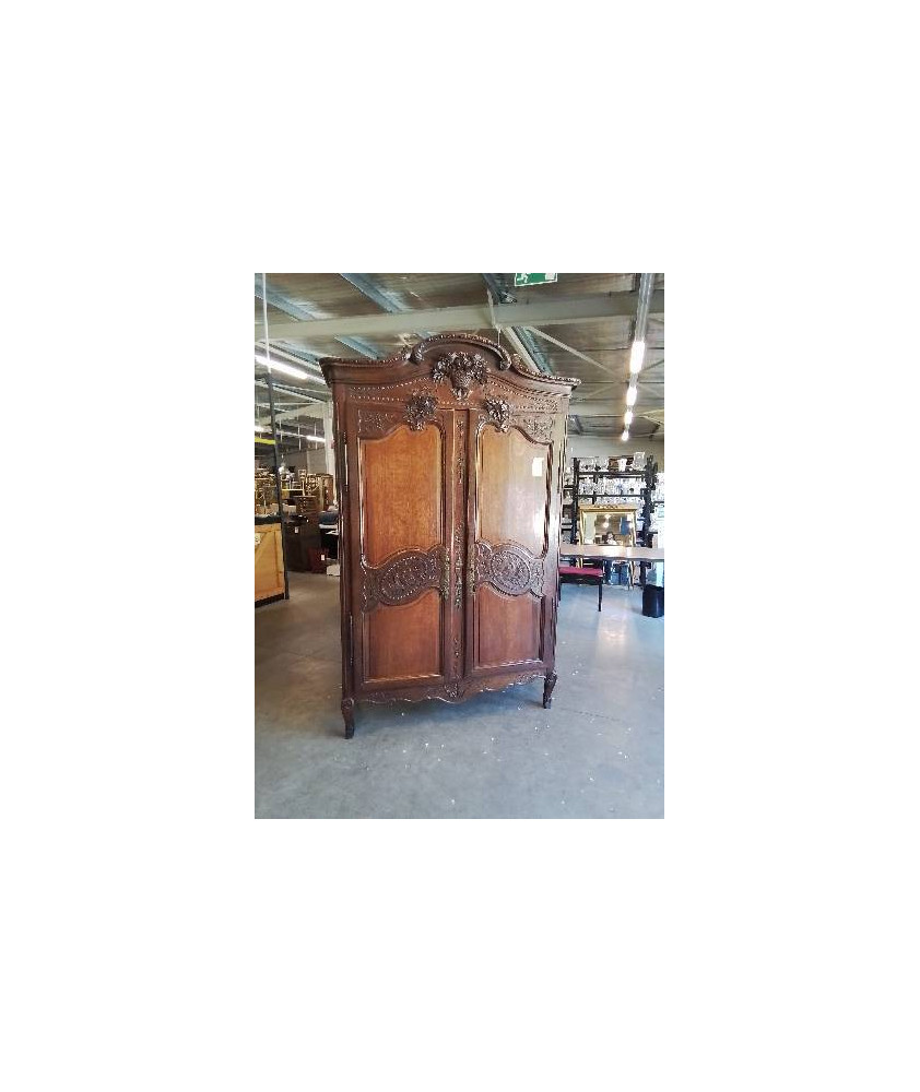 ARMOIRE DE MARIAGE CHÊNE SCULPTÉ AU PANIER ET AUX COLOMBES DÉBUT XXE
