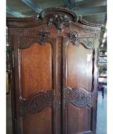 ARMOIRE DE MARIAGE CHÊNE SCULPTÉ AU PANIER ET AUX COLOMBES DÉBUT XXE