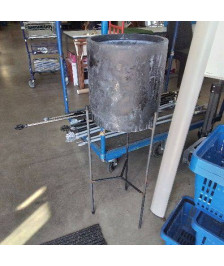 POT SUR TREPIED EN METAL