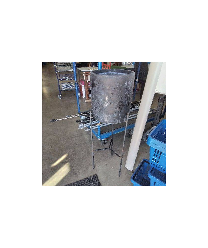 POT SUR TREPIED EN METAL