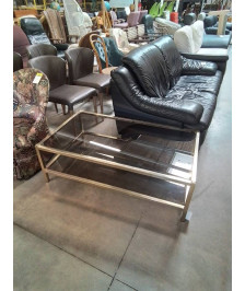 TABLE BASSE RECTANGULAIRE PIÈTEMENT LAITON 2 PLATEAUX VERRE FUMÉ ANNÉES 70